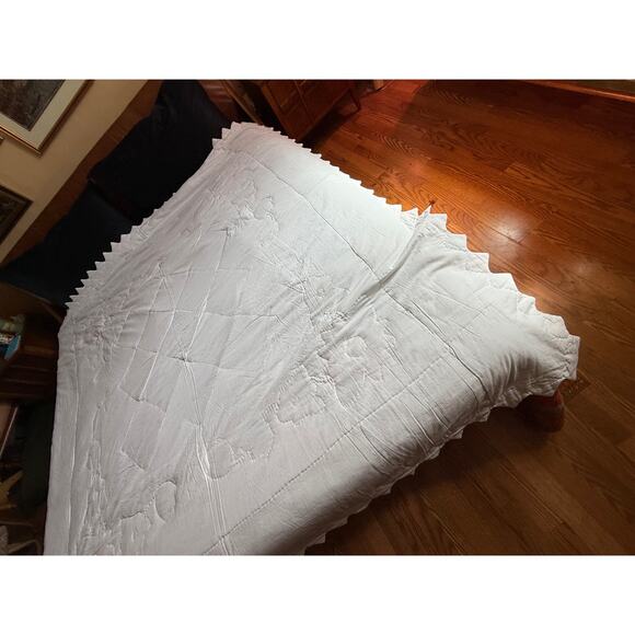 Vintage Cottage Blanket Quilt Handmade Hand Sewn Sawtooth Edge Flowers - Picture 10 of 11